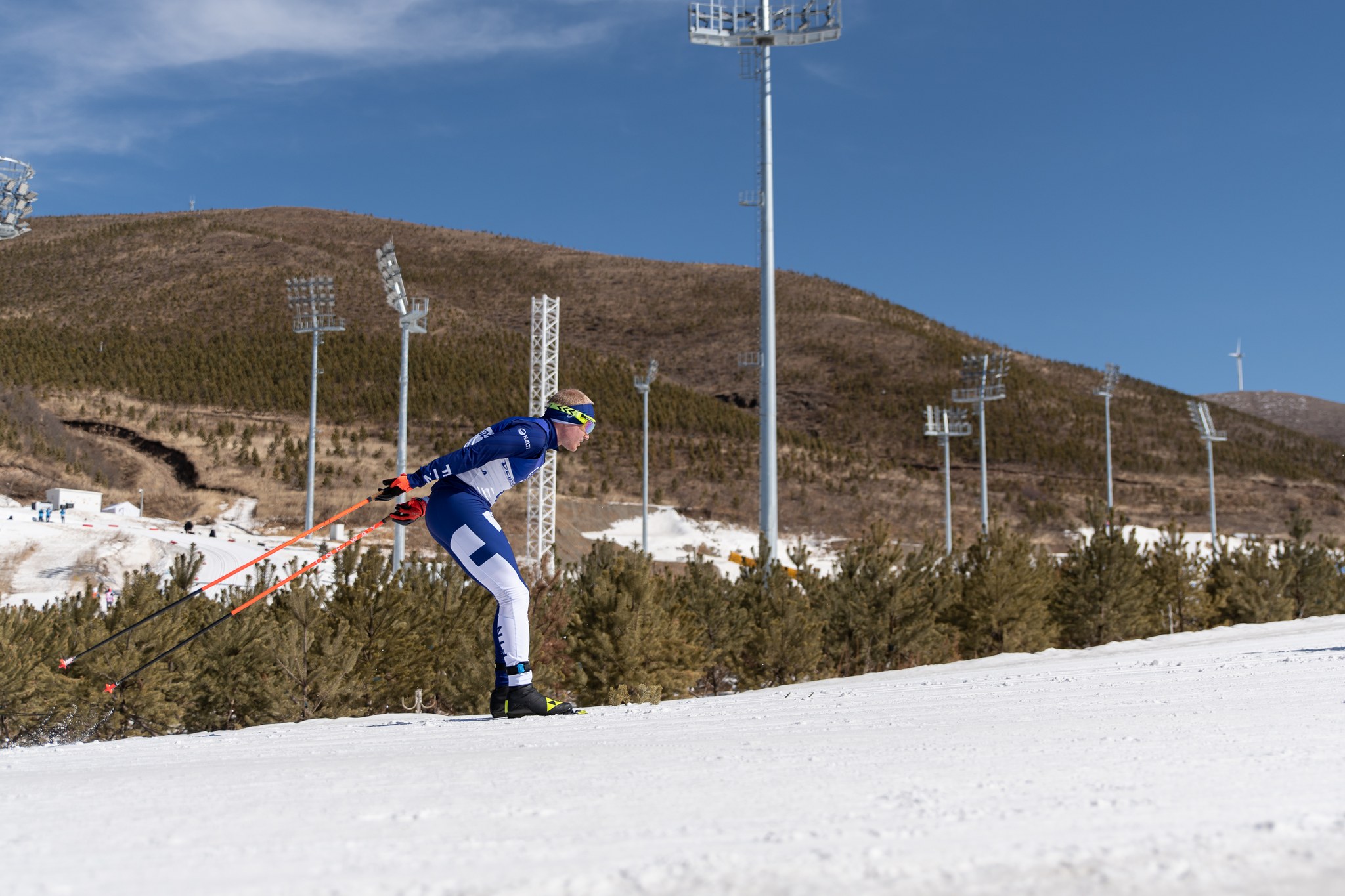 Inkki Inola hiihtämässä paralympialaisissa.