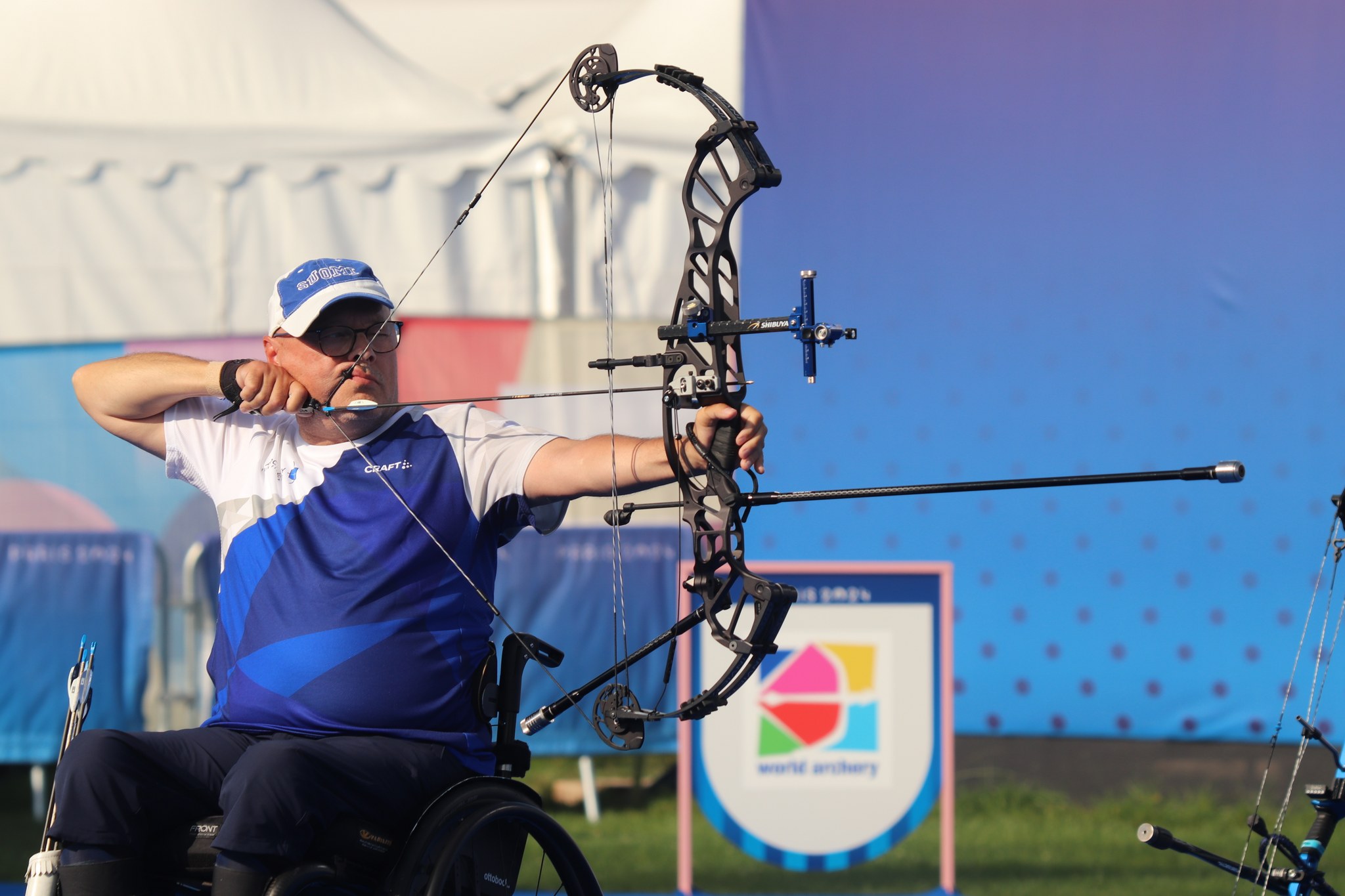 Jean-Pierre Antonios tähtäämässä jousiaseella.