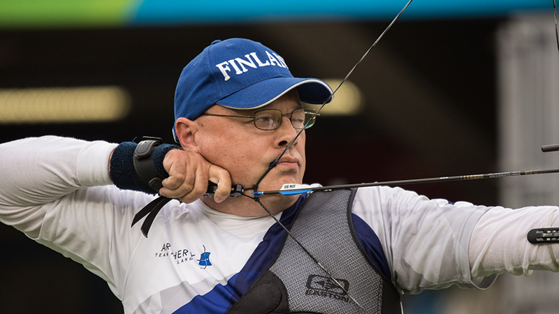 Jean-Pierre Antonios tähtäämässä keskittyneenä jousiaseella.