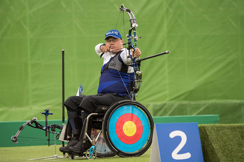 Jean-Pierre Antonios tähtäämässä jousiaseella.