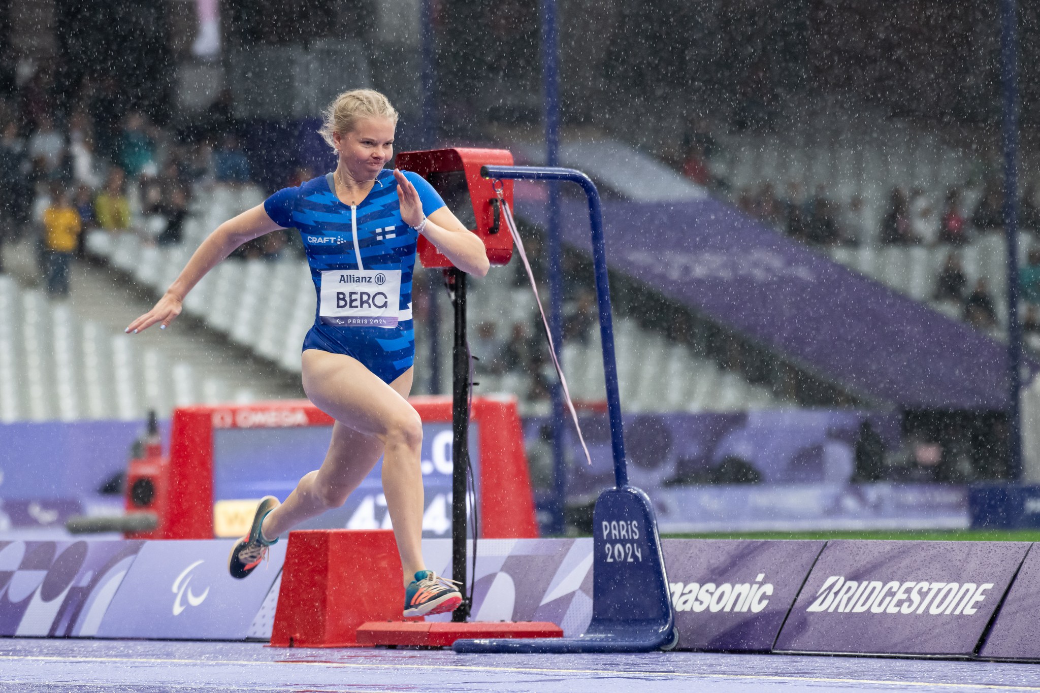 Vilma Berg juoksemassa, ottamassa vauhtia hyppyään varten pituushyppyradalla.