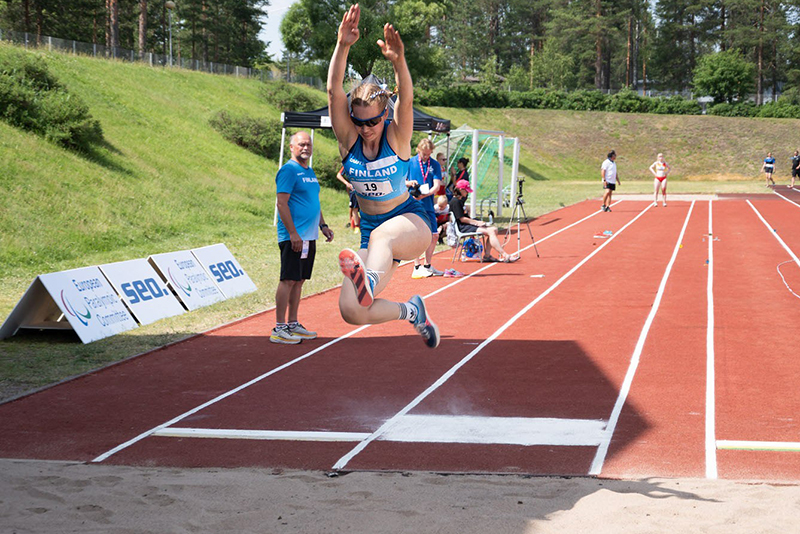 Iida Lounela hyppäämässä pituutta.