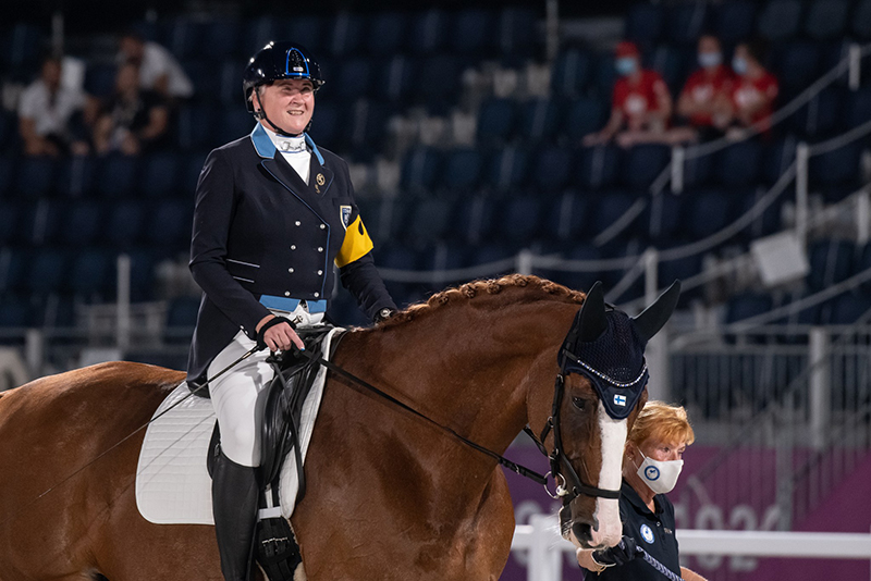 Katja Karjalainen paralympialaisissa ratsastamassa.