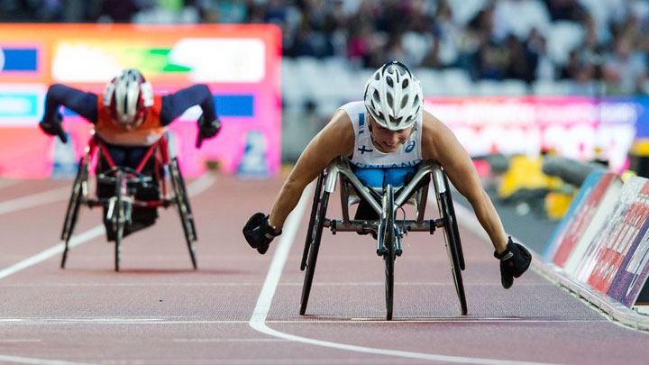 Amanda Kotaja kelaamassa paralympialaisissa kilpakumppaninsa vierellä.