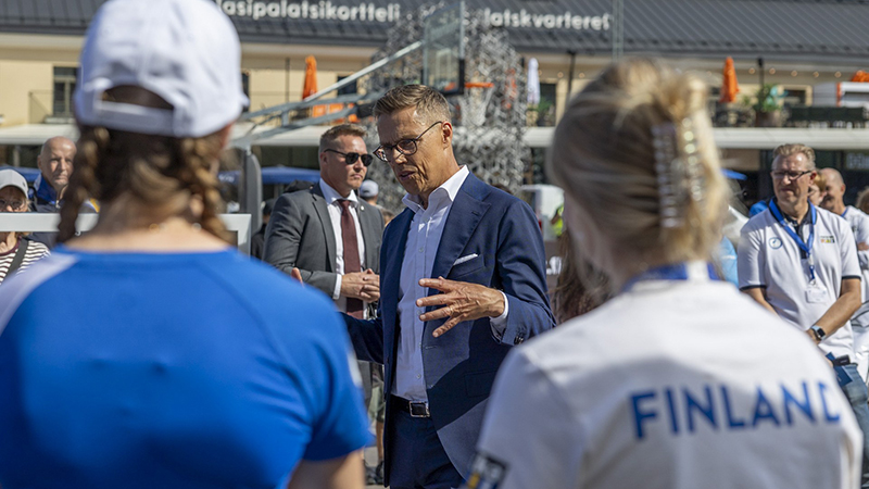 Alexander Stubb, presidentti, puhumassa Narinkkatorilla paralympiajoukkueen urheilijoille.