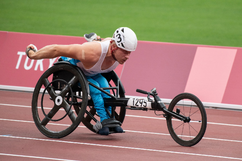 Leo-Pekka Tähti kelaamassa Tokion paralympialaisissa.