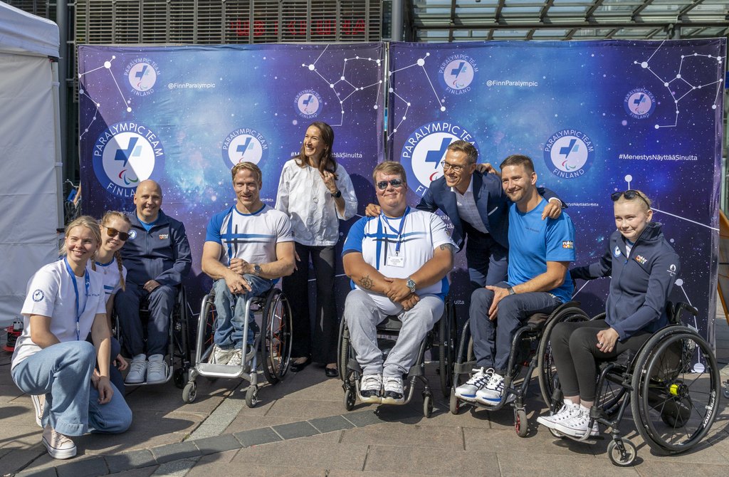 Paralympiajoukkueen urheilijoita yhteiskuvassa presidentti Alexander Stubbin kanssa Narinkkatorin tapahtumassa.