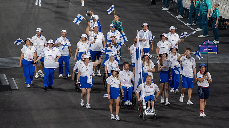 Pariisin 2024 paralympialaisten avajaiskulkueessa Suomen joukkue.