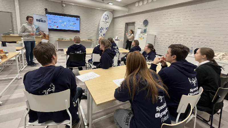 Special Olympics talvimaailmankisajoukkueen pelaajia Fazerin ravintovalmennuksessa kisoihin valmistavalla leirillä.