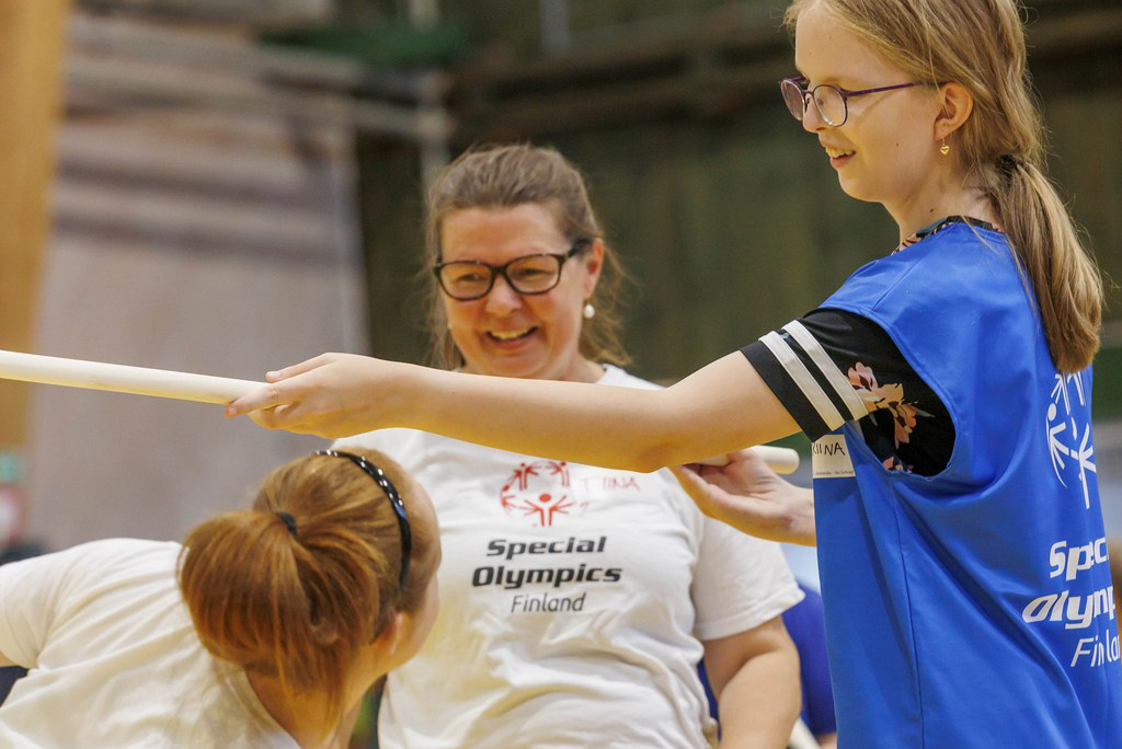 Tiina Lavanti Special Olympics -leirillä valmentamassa.