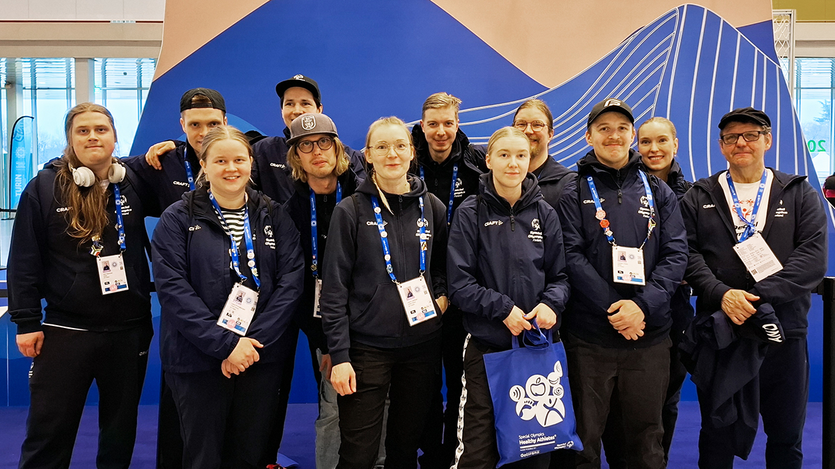 Unified-salibandyjoukkue Sisujengin verkka-asuissa ryhmäkuvassa Healthy Athletes-pisteellä.