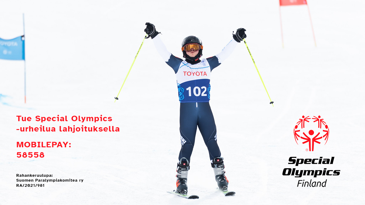 Sisujengin alppihiihtäjä tuulettaa maaliviivalla. Special Olympics Finland -logo ja teksti: Tue Special Olympics -urheilua, MOBILEPAY 58558. Rahankeruulupa: Suomen Paralympiakomitea ry, RA/2021/981.